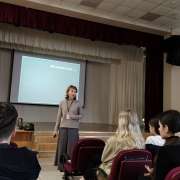 «Был город-фронт, была блокада…»: ученики Международной лингвистической школы слушают лекции, участвуют в беседах, идут в музей  