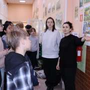 Представители «Альянс Франсез-Владивосток» провели экскурсию по французским комиксам, представленным на экспозиции в Международной лингвистической школе  