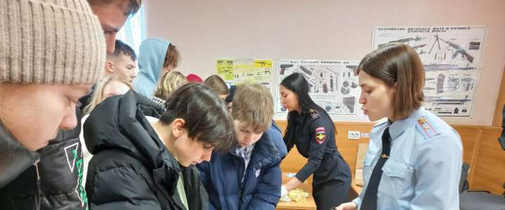 Ученики 8м2 класса Международной лингвистической школы отправились на экскурсию в отделение МВД по Приморскому краю 