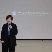 Заместитель декана факультета мировой экономики и мировой политики НИУ ВШЭ Анна Жихарева рассказала старшеклассникам МЛШ о преимуществах учебы в «Вышке» 