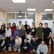 Заместитель декана факультета мировой экономики и мировой политики НИУ ВШЭ Анна Жихарева рассказала старшеклассникам МЛШ о преимуществах учебы в «Вышке» 