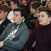 Заместитель декана факультета мировой экономики и мировой политики НИУ ВШЭ Анна Жихарева рассказала старшеклассникам МЛШ о преимуществах учебы в «Вышке» 