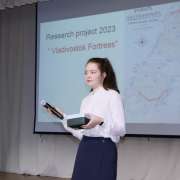 Ученики 8 классов Международной лингвистической школы завершили исследовательский проект «Historical Heritage. Vladivostok Fortress» публичное защитой