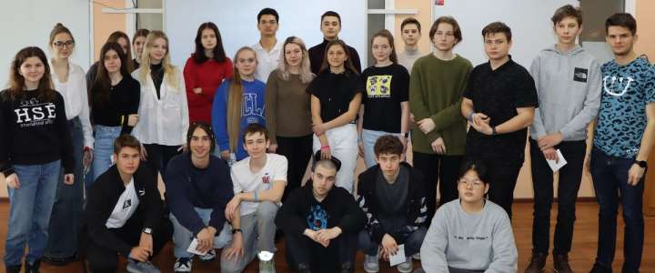 Заместитель декана факультета мировой экономики и мировой политики НИУ ВШЭ Анна Жихарева рассказала старшеклассникам МЛШ о преимуществах учебы в «Вышке» 