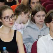 Петр Лундстрем и Екатерина Агранович рассказали ученикам МЛШ о добровольчестве,  идеологии и почему надо много учиться