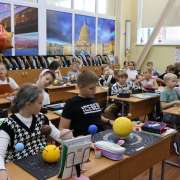 Мы не одни во Вселенной: ученики 4 класса МЛШ изготовили макеты Солнечной системы после изучения соответствующей темы 