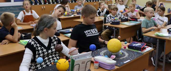Мы не одни во Вселенной: ученики 4 класса МЛШ изготовили макеты Солнечной системы после изучения соответствующей темы 