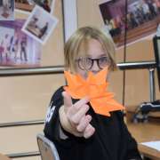 В Международной лингвистической школе на уроках японского языка начался сезон момидзи: ученики создают кленовые листья из яркой бумаги 