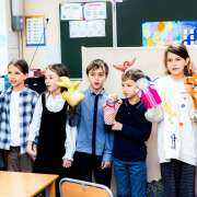 Ученики 3м2 класса Международной лингвистической школы сыграли «Репку» и «Теремок» на английском языке