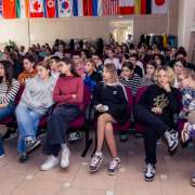 На сцене Международной лингвистической школы театральная студия «Контакт» представила спектакль «Искра» для учеников 7-9 классов