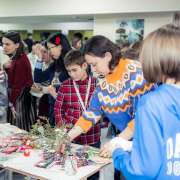 В Международной лингвистической школе состоялась Рождественская ярмарка «Пусть дети верят в чудеса» 
