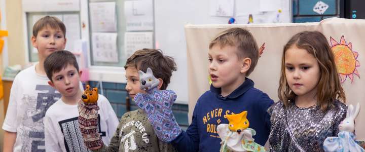 Puppet show: ученики 3 классов Международной лингвистической школы сыграли «Репку» и «Теремок» на английском языке