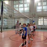 Ученики 2 и 3 классов Международной лингвистической школы сражаются в пионербол и баскетбол