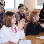 Гостем учеников Международной лингвистической школы стал студент 3 курса ВШЭ из Франции Амори Левек
