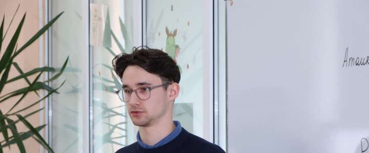 Гостем учеников Международной лингвистической школы стал студент 3 курса ВШЭ из Франции Амори Левек
