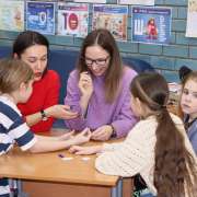 Накануне Международного женского дня мамы и дочки из начальной школы МЛШ сыграли в квиз