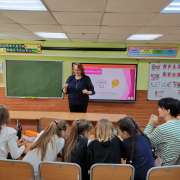 Накануне Международного женского дня мамы и дочки из начальной школы МЛШ сыграли в квиз