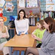 Накануне Международного женского дня мамы и дочки из начальной школы МЛШ сыграли в квиз