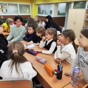 Накануне Международного женского дня мамы и дочки из начальной школы МЛШ сыграли в квиз