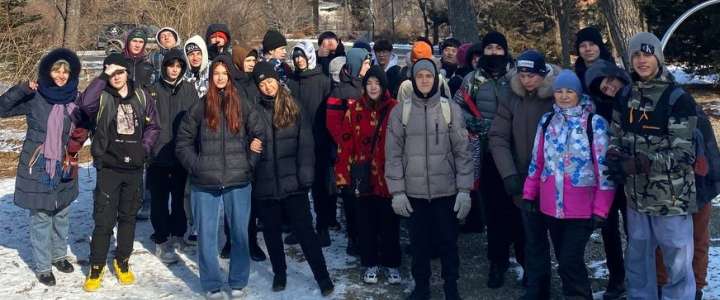 Вместе весело шагать: ученики 10в и 10м класса прогулялись по окрестностям Владивостока и побывали на знаменитой скале «Роза ветров»  