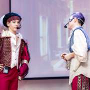 Ученики 6 классов Международной лингвистической школы сыграли спектакль «Принц и нищий» на английском языке 