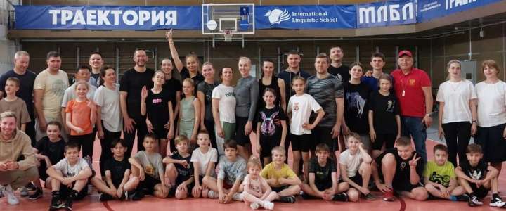 «Мы – команда»: ученики 4 класса Международной лингвистической школы вместе с родителями приняли участие в турнире Веселые старты 