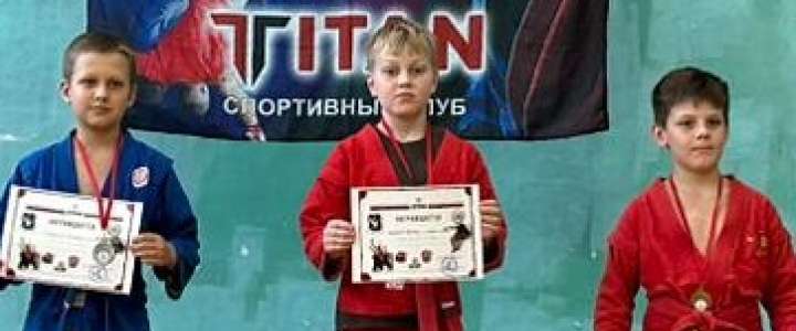 Ученик 3м1 класса Международной лингвистической школы Юрий Дулов взял «золото» на городских соревнованиях по самбо в своей возрастной категории