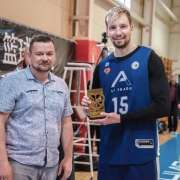 Учитель английского языка и тренер команды по баскетболу МЛШ Станислав Герасимов - чемпион и лучший форвард Дальнего Востока по баскетболу