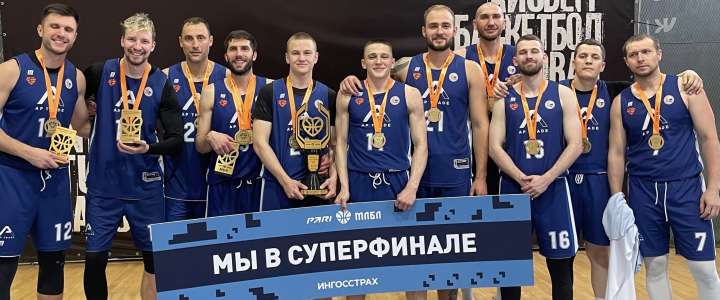 Учитель английского языка и тренер команды по баскетболу МЛШ Станислав Герасимов - чемпион и лучший форвард Дальнего Востока по баскетболу