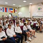 Дорогие ребята, уважаемые коллеги!  Примите самые искренние поздравления с Днём знаний и началом нового учебного года!