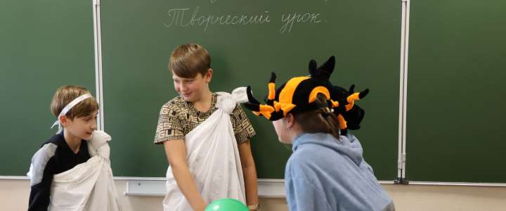 Мифы и легенды Древней Греции: пятиклассники рисуют эскизы, ставят сценки и придумывают викторины 
