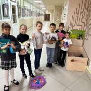 Подарки к Рождеству для «Умки»: ученики 2м1 класса Международной лингвистической школы первыми принесли гостинцы для животных