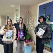 «Подарки к Рождеству для «Умки» в МЛШ: первые 50 килограммов корма для хвостатых отправились в фонд помощи бездомных животных «Умка» 
