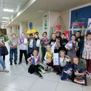 «Подарки к Рождеству для «Умки» в МЛШ: первые 50 килограммов корма для хвостатых отправились в фонд помощи бездомных животных «Умка» 