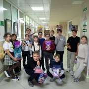 «Подарки к Рождеству для «Умки» в МЛШ: первые 50 килограммов корма для хвостатых отправились в фонд помощи бездомных животных «Умка» 