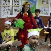 Прощаемся с осенью: ученики подготовительного класса МЛШ прочитали стихи и выяснили, чем полезны фрукты и овощи