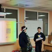 Новогодний «Русский клуб» в МЛШ квизы, песни, подарки от Деда Мороза и Снегурочки