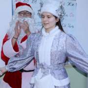 Новогодний «Русский клуб» в МЛШ квизы, песни, подарки от Деда Мороза и Снегурочки