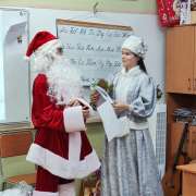 Новогодний «Русский клуб» в МЛШ квизы, песни, подарки от Деда Мороза и Снегурочки