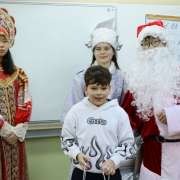 Новогодний «Русский клуб» в МЛШ квизы, песни, подарки от Деда Мороза и Снегурочки