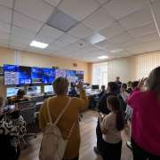 Ученики 4м1 класса МЛШ побывали на экскурсии в телецентре и увидели, как идет запись телепередач и работают ведущие выпусков «Новостей»