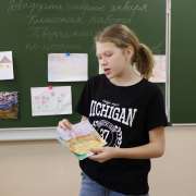 На уроках литературы ученики 5м1 класса МЛШ рисуют иллюстрации к стихам русских поэтов 