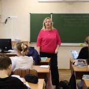 На уроках литературы ученики 5м1 класса МЛШ рисуют иллюстрации к стихам русских поэтов 