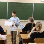 На уроках литературы ученики 5м1 класса МЛШ рисуют иллюстрации к стихам русских поэтов 