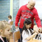 В Международной лингвистической школе спартакиада открылась шахматным и баскетбольным турнирами  