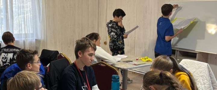 Команды учеников МЛШ 5,7,8 классов готовятся к поездке на Европейский математический турнир, который состоится в феврале 