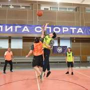 Команда учеников МЛШ берет реванш у сборной учителей: в баскетбольном матче победили школьники