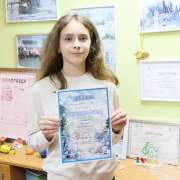 Ученица 4м1 класса МЛШ Алина Анчокова заняла 1 место на Международном фестивале-конкурсе «Зимушка-зима» в Суйфэньхэ (КНР) 