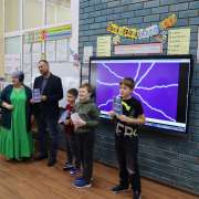 Ученики начальных классов МЛШ вместе с папами играют в квиз, посвященный Дню защитника Отечества 