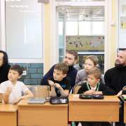 Ученики начальных классов МЛШ вместе с папами играют в квиз, посвященный Дню защитника Отечества 